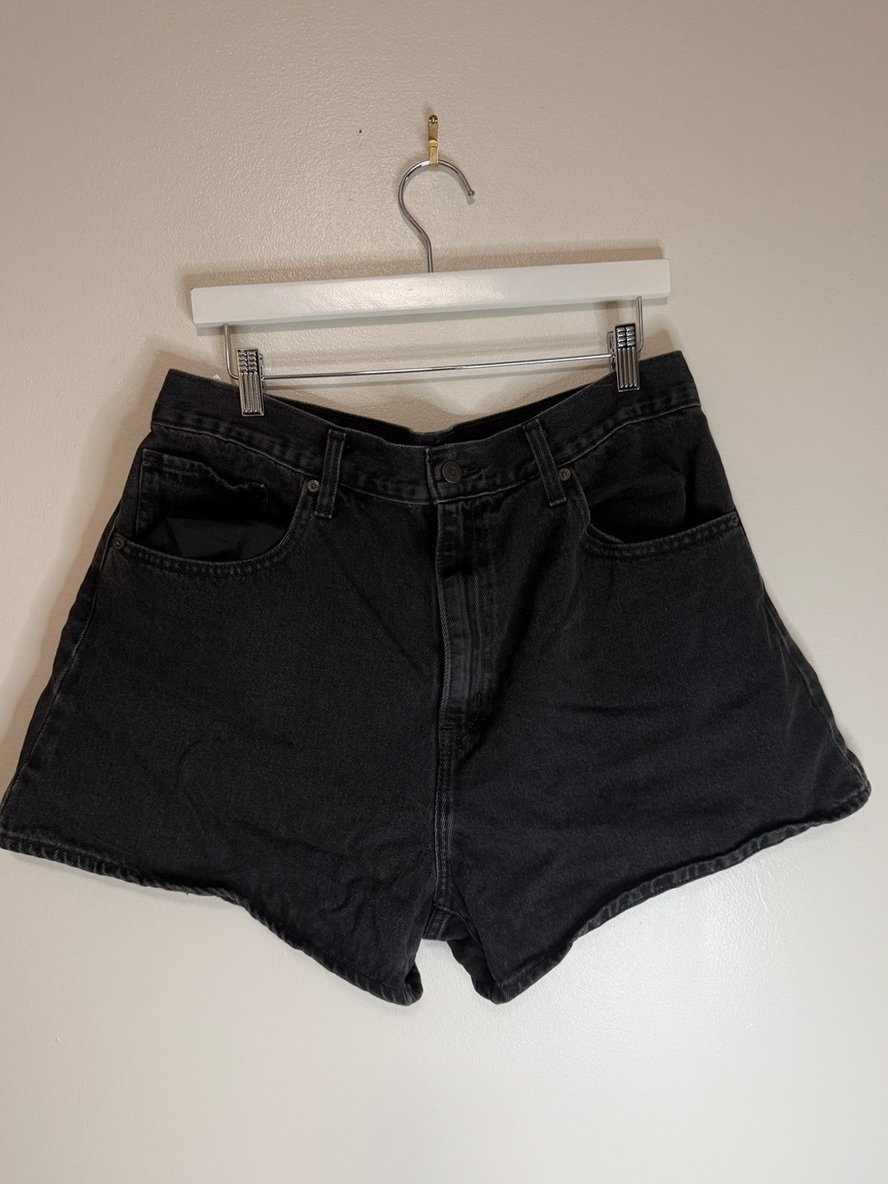 Levi's Black Women's high waisted Denim Mom Jean Shorts size 33